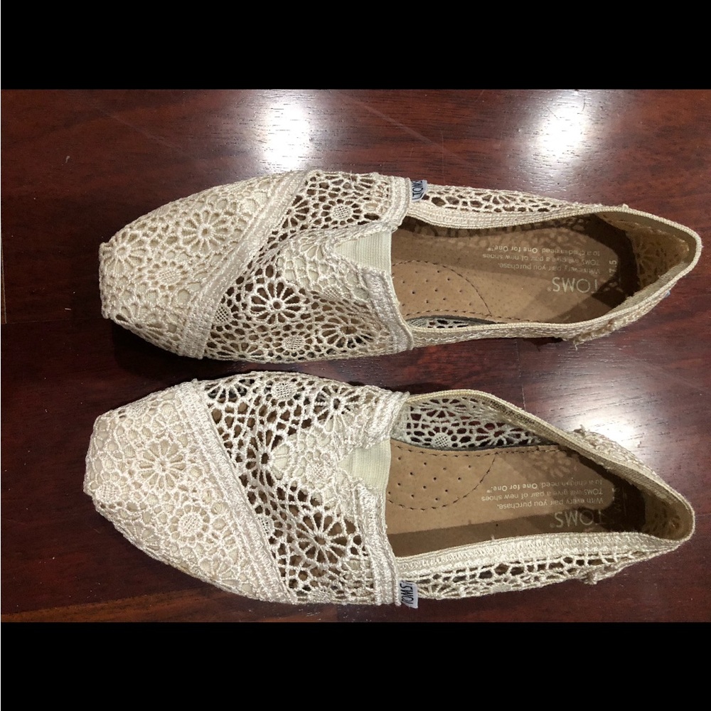 Cream lace Tom's, like new, size 7.5